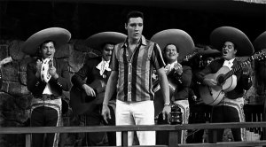 Elvis, en una escena  de la película "Fun in Acapulco"