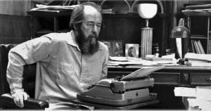 Alexander Solzhenitsyn encarnó y expresó, algunas veces de forma brillante, otras miserablemente, todas las indisolubles contradicciones en las cuales la Unión Soviética se encontraba inmersa en el siglo XX, que transformaron las grandes esperanzas de la Revolución de 1917 en el infierno del terror estalinista y que finalmente la llevaron - al igual que a Solzhenitsyn- a la autodestrucción.