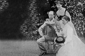 Charles Dickens, en su casa en Gadshill en Kent, con sus hijas Kate y Mary
