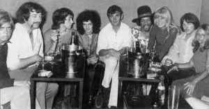 Jimi Hendrix acompañado de Redding, Mitchell y varios amigos en la discoteca Sgt. Peppers